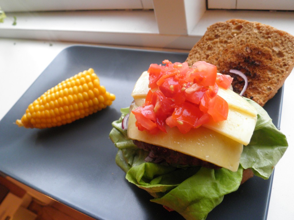 Hjemmelavet cheese burger med tomat salsa, rødløg og salat