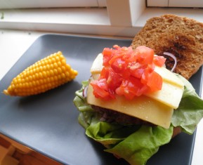 Hjemmelavet cheese burger med tomat salsa, rødløg og salat