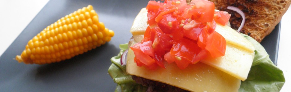 Hjemmelavet cheese burger med tomat salsa, rødløg og salat