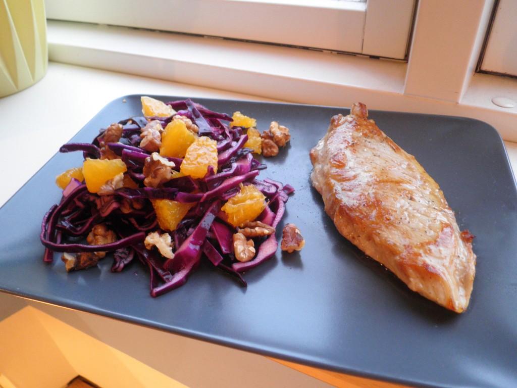 Snitzel med salat af rødkål, appelsin og valnødder