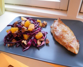 Snitzel med salat af rødkål, appelsin og valnødder