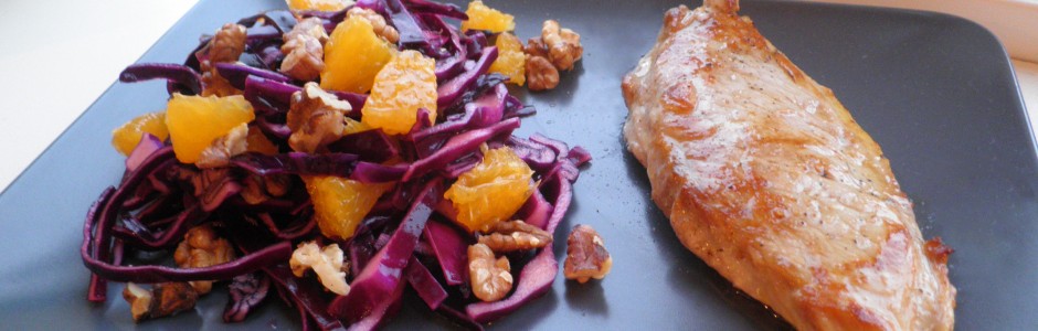 Snitzel med salat af rødkål, appelsin og valnødder