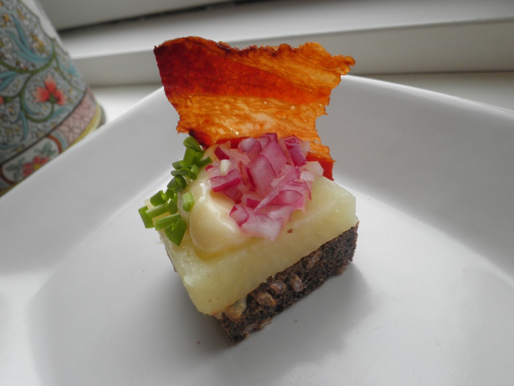 Kartoffelmad med bacon, syltede rødløg, purløg og hjemmelavet mayonnaise