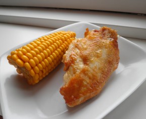 Kyllingebryst med sprødt skind og majskolbe