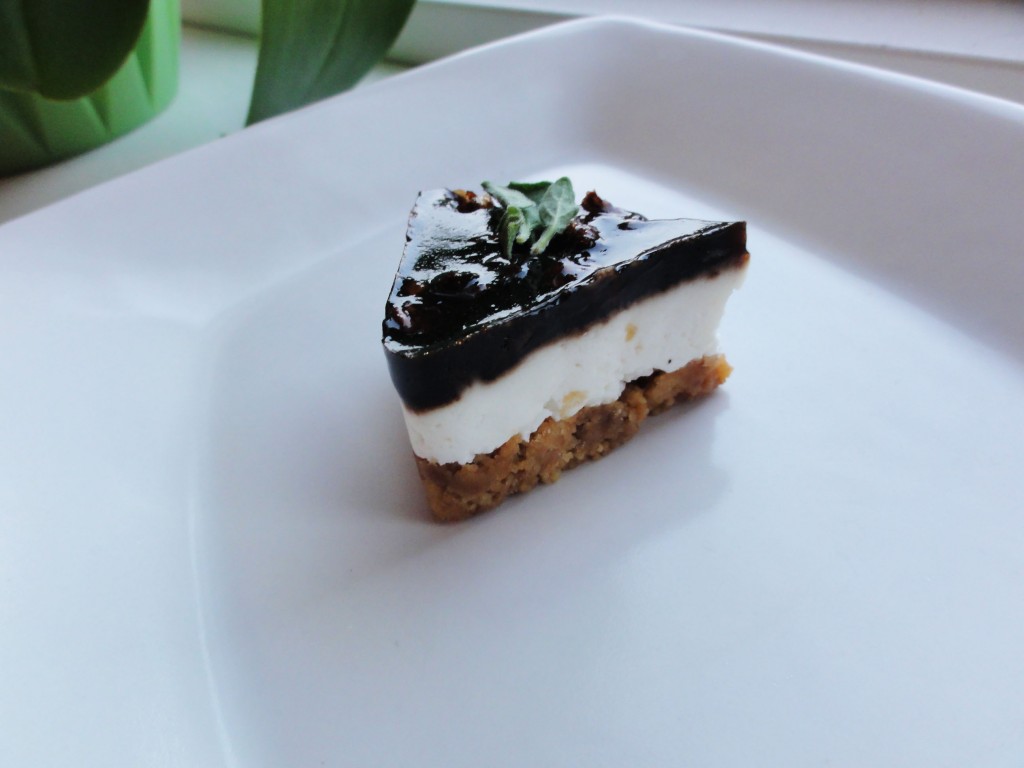 cheese cake med gedeost, balsamico og rødløg som amuse bouche