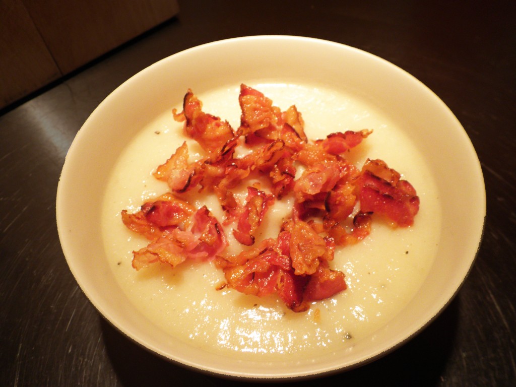 Hjemmelavet jordskokkesuppe med bacon