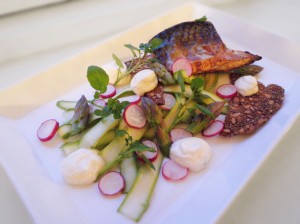 Pandesteget makrel med salat af asparges og rygeost-creme