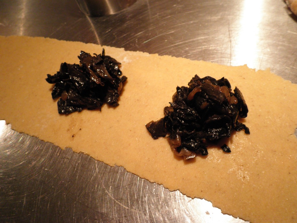 fyld af sort trompetsvampe på pastaplader til hjemmelavet ravioli (fyldt pasta)