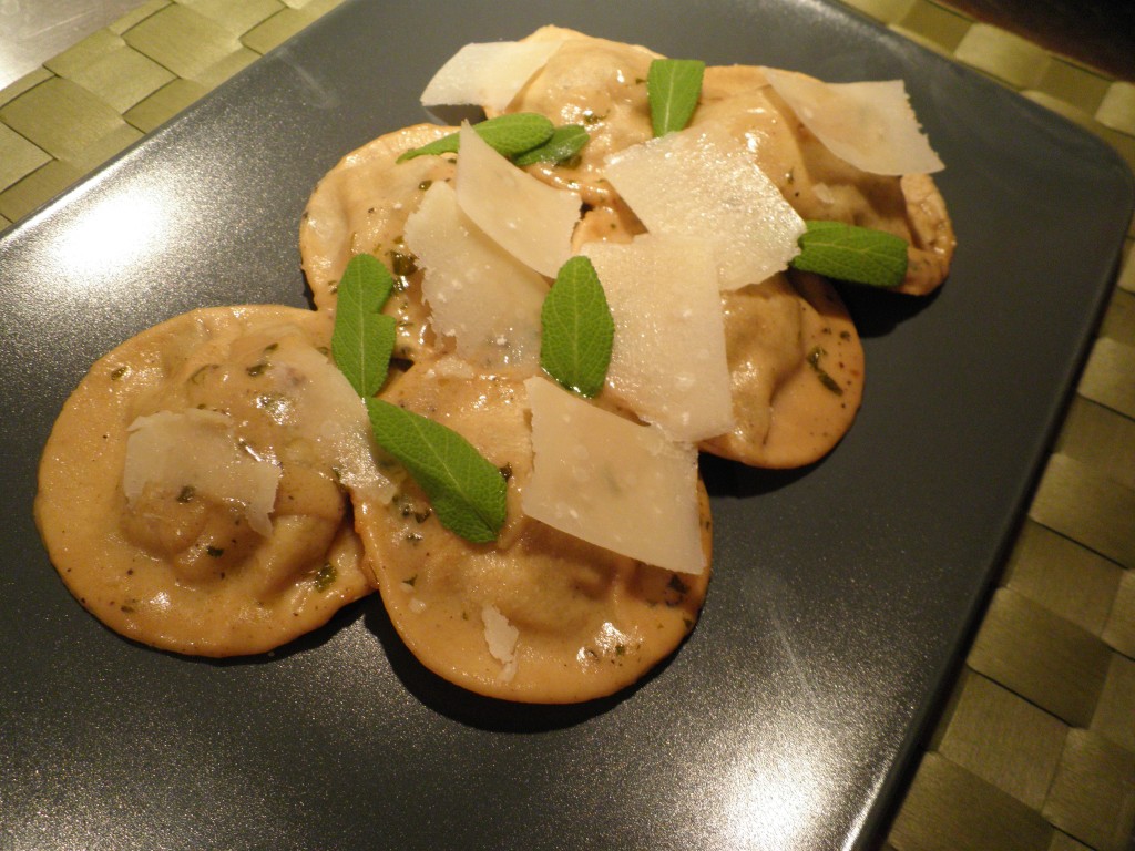 Ravioli (fyldt pasta) med svampe-fyld (sort trompetsvamp)