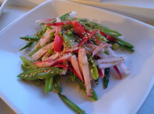 Asiatisk salat med sukkerærter, radiser og sesamfrø