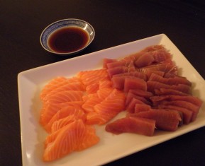 Sashimi af laks og tun, hoisin-style dip
