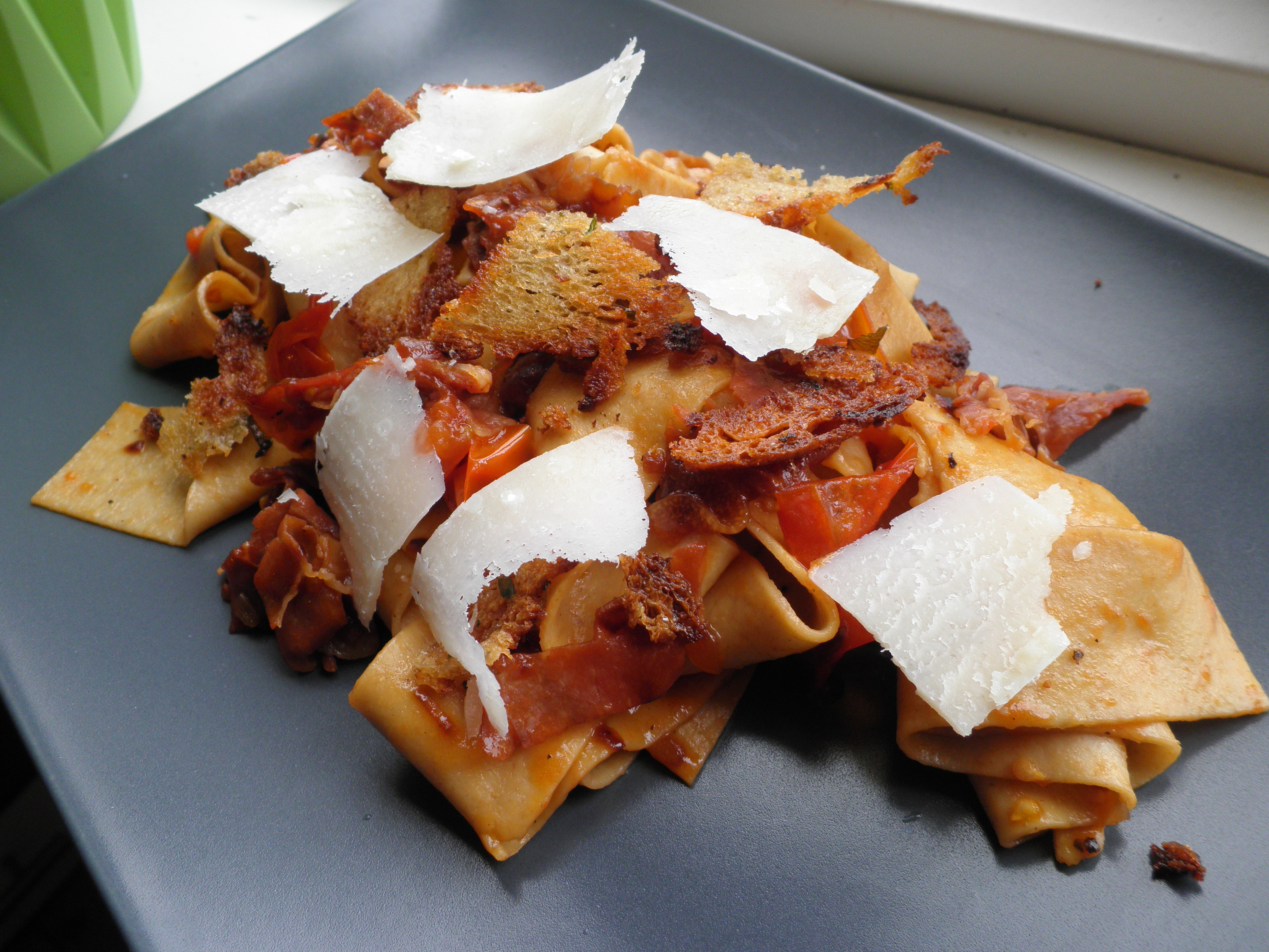 Pappardelle pasta med parmaskinke, tomat og “fattigmands parmesan