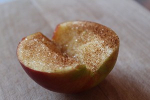 æbler med kanelsukker klar til bagning