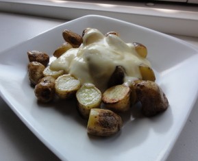 tapas - patatas con alioli - tapas af brasede kartofler med aioli (hvidløgsmayonnaise)