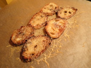 Brødcroutoner med ost til fransk løgsuppe lavet helt færdigt