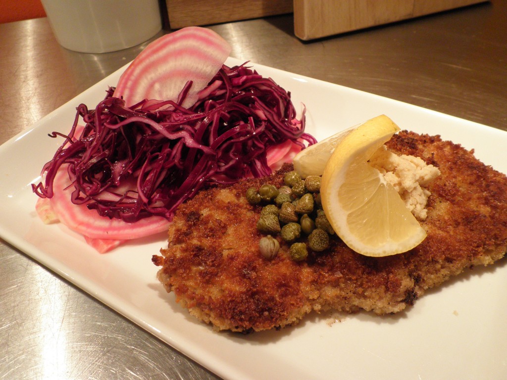 Wienersnitzel med salat af rødkål og stribede beder