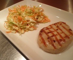 Grillet kotelet med coleslaw (kålsalat)