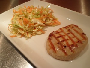 Grillet kotelet med coleslaw (kålsalat)