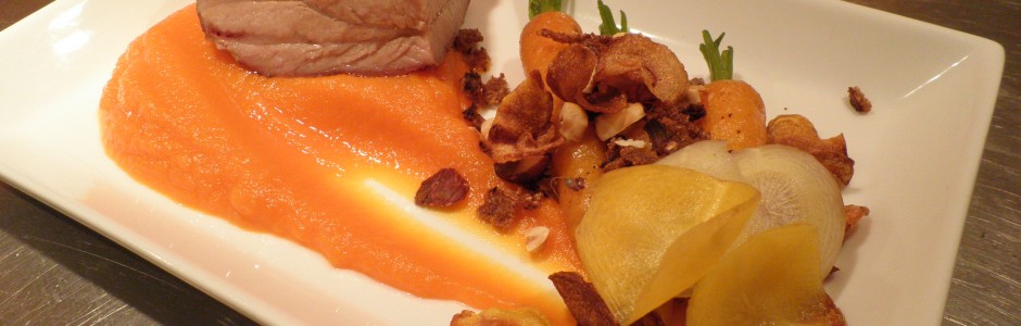 Svineslag / Pork belly med pure og chips af gulerødder samt smørstegte gulerødder