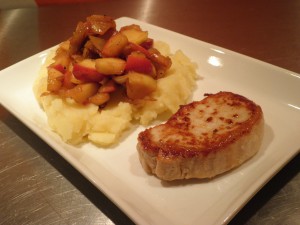 Kotelet med kartoffelmos og æble/løgkompot 