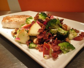 Salat med æble, broccoli og bacon