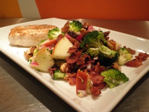 Salat med æble, broccoli og bacon