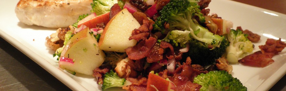 Salat med æble, broccoli og bacon