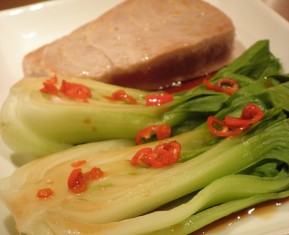 tun Steak med dampet pak choy og hoisin sauce - asiatisk inspireret