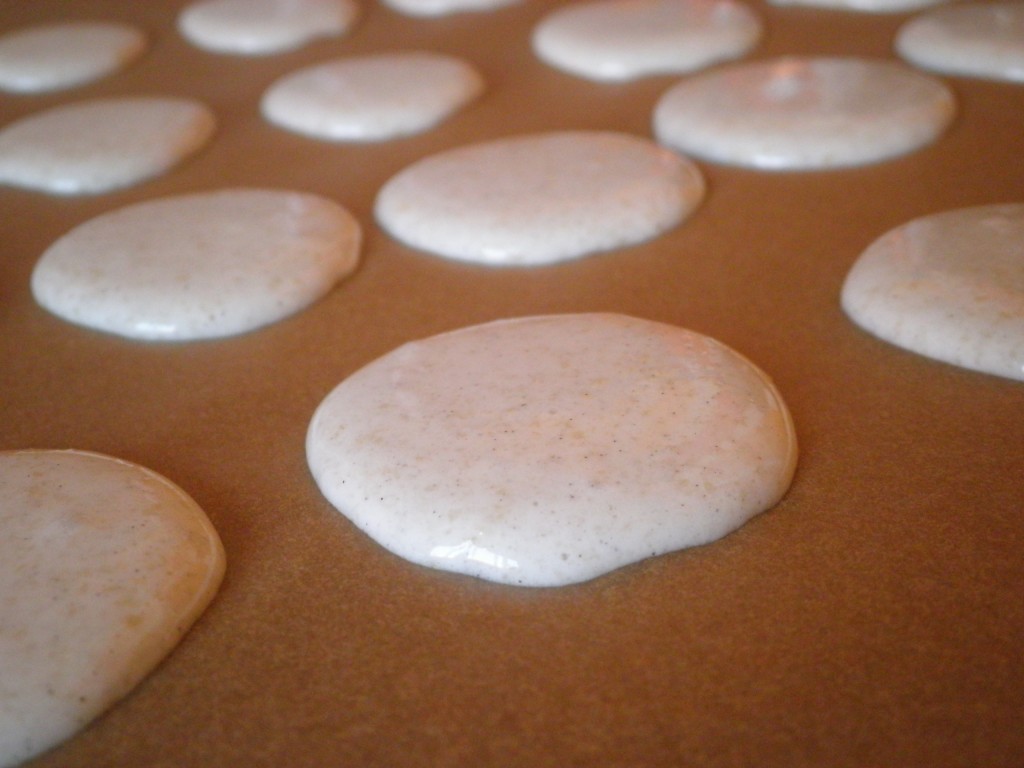 Hvordan laver man macarons? Rigtig dej - den flyder ud men kan bære sig selv