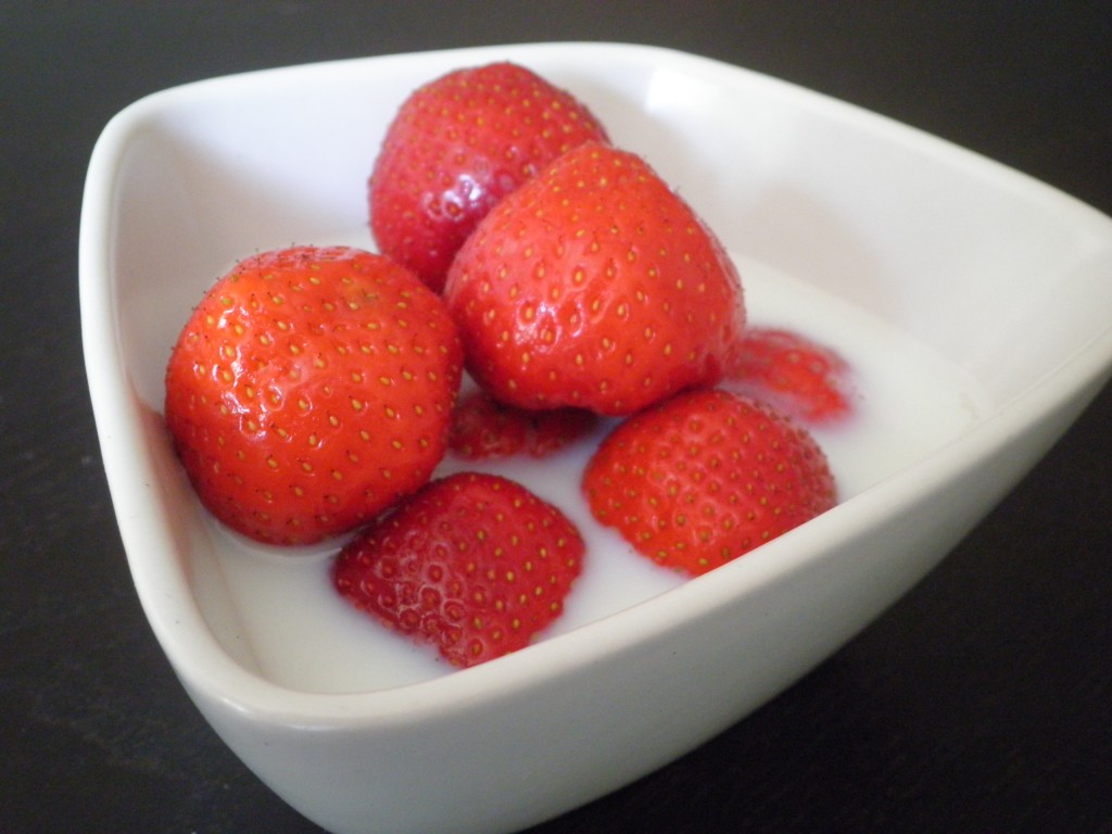 Friske danske jordbær med fløde / mælk