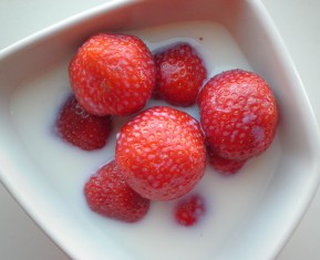 Jordbær med fløde eller mælk
