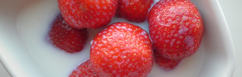 Jordbær med fløde eller mælk