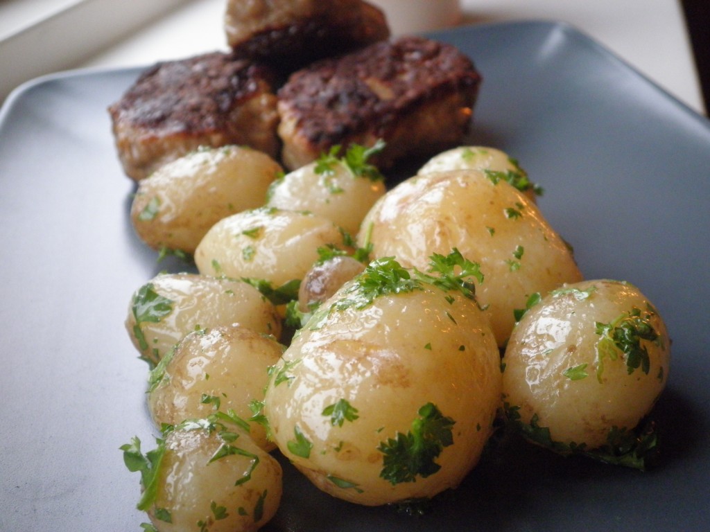 Frikadeller og nye danske king edward kartofler med smør og persille