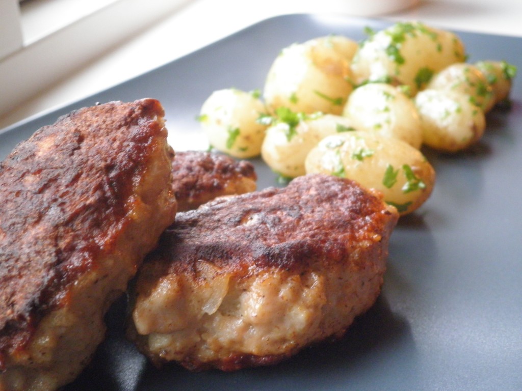 Frikadeller og nye danske king edward kartofler med smør og persille