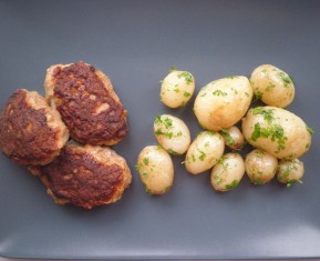 Frikadeller og nye danske king edward kartofler med smør og persille