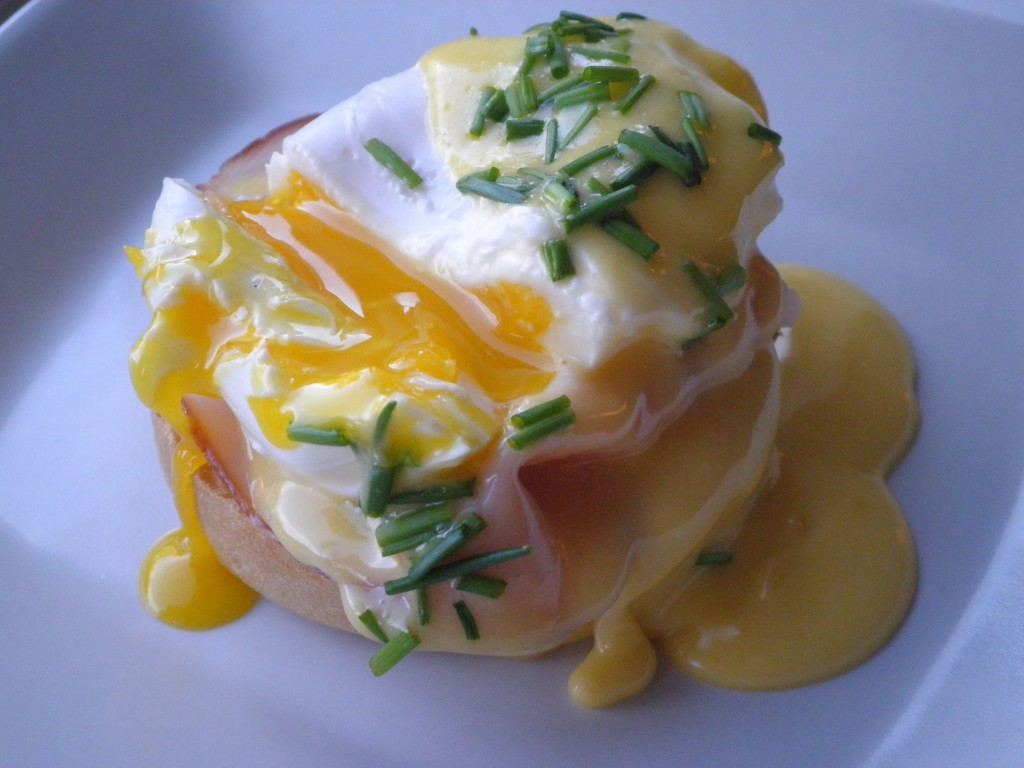 eggs benedict med hollandaise sauce, skinke, engelsk muffin og pocheret æg