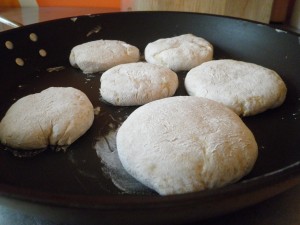 Hjemmelavede engelske muffins - steges på panden