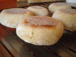 Færdige hjemmelavede engelske muffins