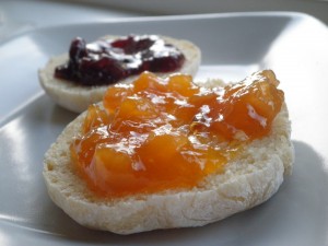 Hjemmelavede engelske muffins med syltetøj