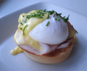 eggs benedict med hollandaise sauce, skinke, engelsk muffin og pocheret æg