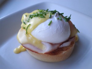 eggs benedict med hollandaise sauce, skinke, engelsk muffin og pocheret æg