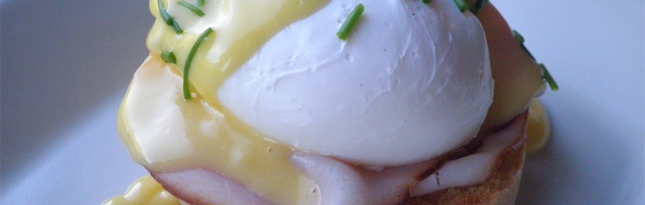 eggs benedict med hollandaise sauce, skinke, engelsk muffin og pocheret æg