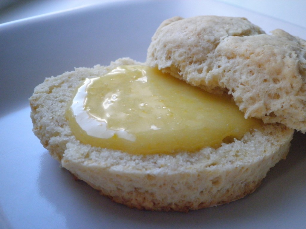 perfekt hjemmelavet scone med lemon curd