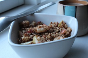 Granola, hjemmelavet morgen-knas, ristede havregryn med æble, kanel og kardemomme