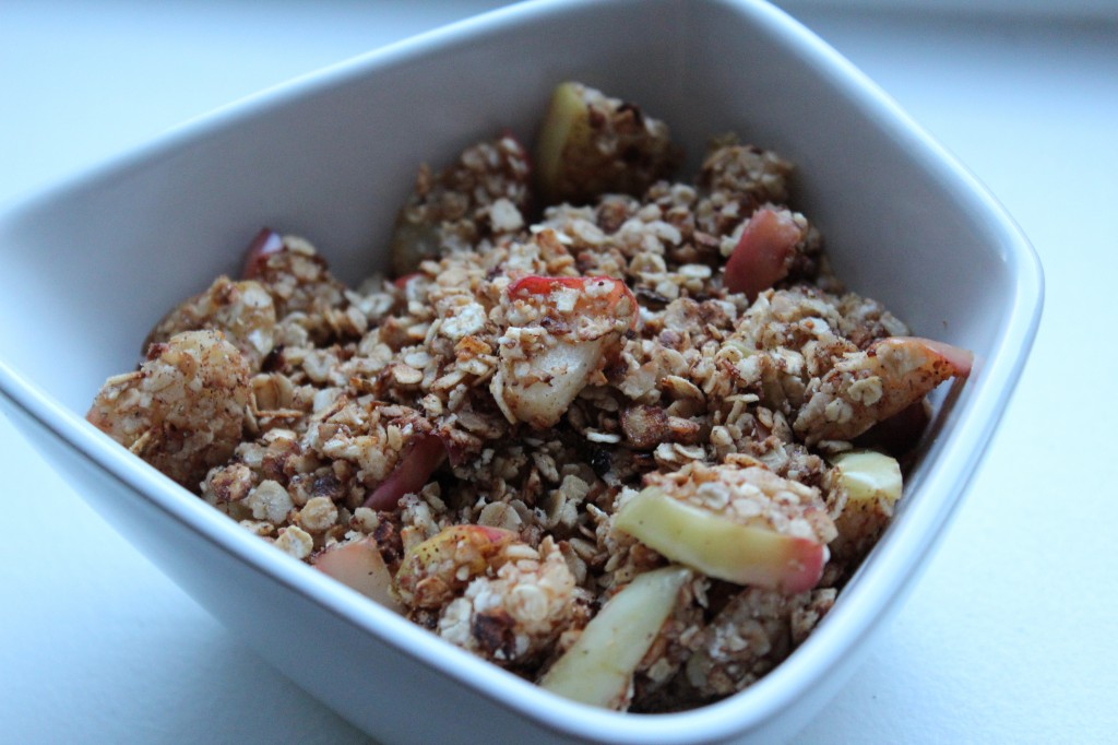 Granola, hjemmelavet morgen-knas, ristede havregryn med æble, kanel og kardemomme