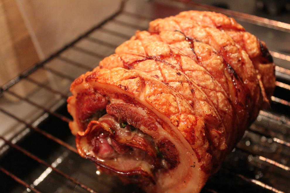 mini porchetta - svineslag / porkbelly med bacon, timian og rosmarin. Flæskesvær hele vejen rundt