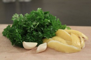 Gremolata ingredienser - hvidløg, persille og citronskal