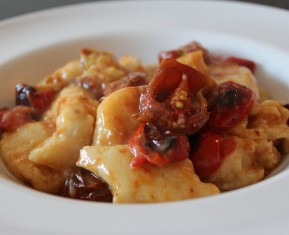 kartoffelgnocchi (pasta af kartofler) med bagte cherrytomater