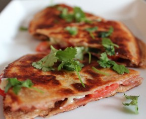 quesadillas (sincronizada) med cheddarost, seranoskinke, forårsløg og tomat