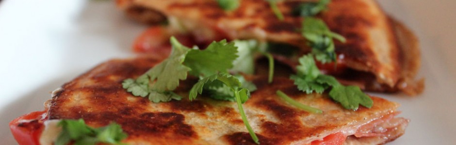 quesadillas (sincronizada) med cheddarost, seranoskinke, forårsløg og tomat